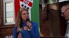 Weinkönigin Eva BRockmann mit Mikrofon in der Hand | Bild: BR Fernsehen