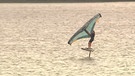 Wingfoilen heißt ein neuer Wassersport, der in diesem Sommer auf vielen Gewässern zu sehen ist.  | Bild: BR