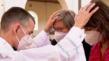 Pfarrer segnet lesbisches Paar. | Bild: BR