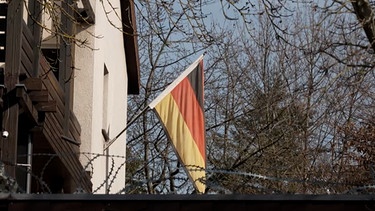 Deutschland-Flagge weht vor dem Haus der Burschenschaft. | Bild: BR