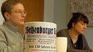 Zwei Redakteurinnen und eine Tasse des Weißenburger Tagblattes. | Bild: BR