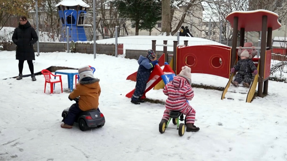 Kinder spielen im Schnee | Bild: BR