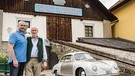 Porschesammler Helmut und Christoph Pfeifhofer vor ihrem privaten Museum in Gmünd | Bild: André Goerschel