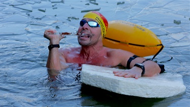 Schmidt Max geht schwimmen im eisigen Wasser | Bild: André Goerschel