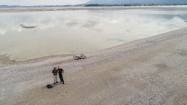 Max und Stefan am Ufer des (fast) leeren Forggensee | Bild: André Goerschel