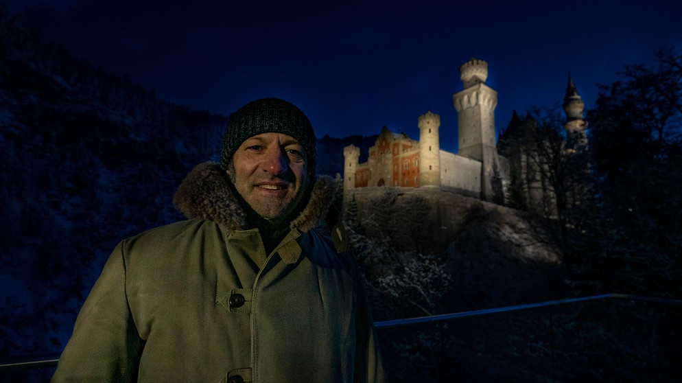 Schmidt Max vor dem nächtlich erleuchteten Schloss Neuschwanstein | Bild: André Goerschel