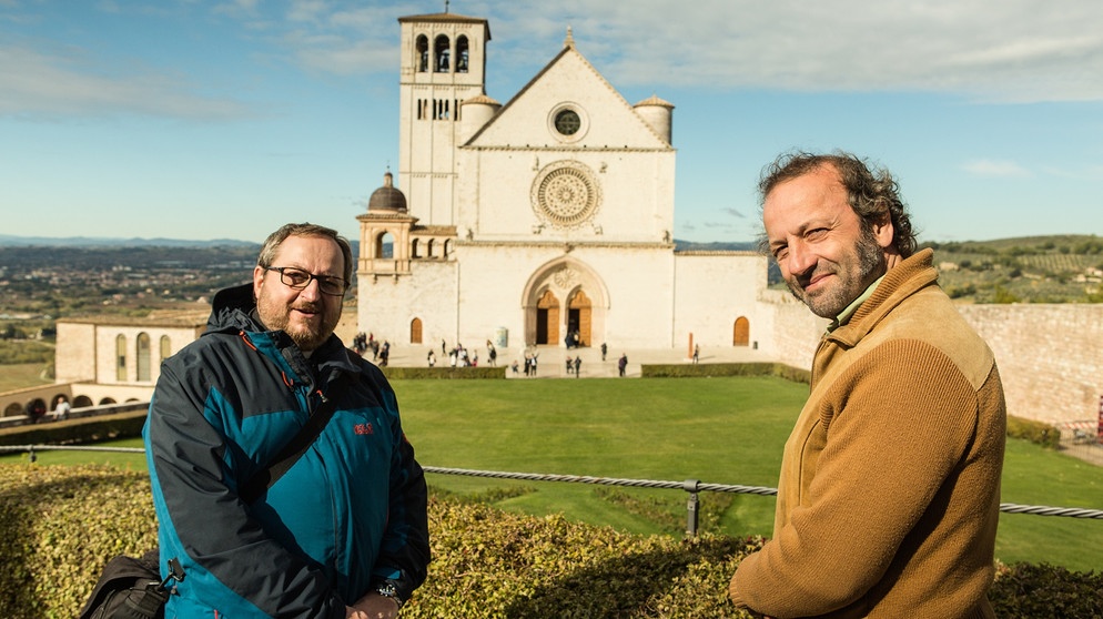 Schmidt Max zusammen mit Pfarrer Martin Geisbeck vor der Basilika San Francesco in Assisi | Bild: André Goerschel