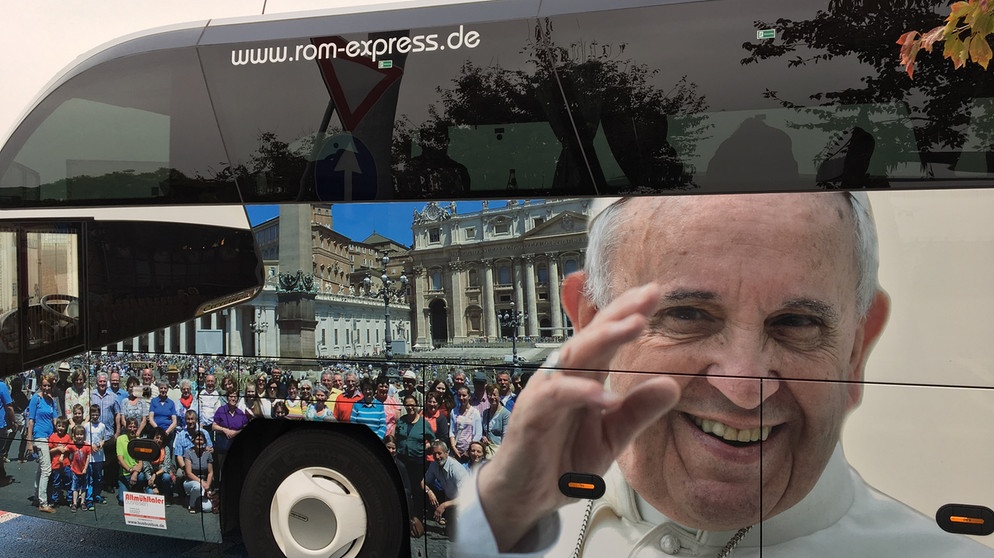 Unterwegs im weltweit einzigen "Papstbus" | Bild: Frank Meißner