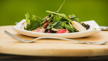 Radieschenblatt-Salat mit karamellisierten Kürbiskernen | Bild: André Goerschel