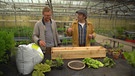 Biogärtner Johannes Schwarz und der Schmidt Max vor dem Salat-Balkonkasten | Bild: BR Fernsehen
