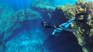 El Hierro unter Wasser - Max mit Tauchlehrer Karsten Mohr beim Apnoe-Tauchen | Bild: André Goerschel