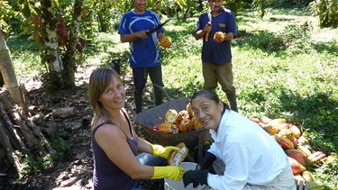 Andrea Mast bei ihren Kakaobauern | Bild: Andrea Mast