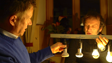 Manuel Philipp erklärt dem Schmidt Max unterschiedliche Beleuchtungsmöglichkeiten | Bild: André Goerschel