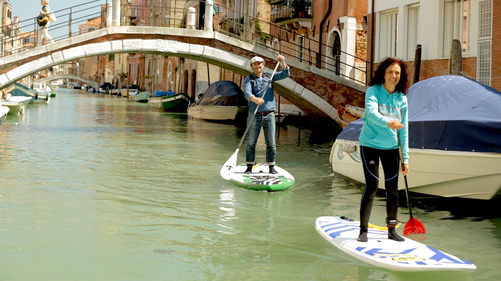 Schmidt Max paddelt durch Venedig - mit Fremdenführerin Dr. Eliana Argine | Bild: André Goerschel