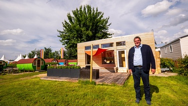 Michael Müller vor einem seiner Tiny Houses in Beilngries | Bild: André Goerschel