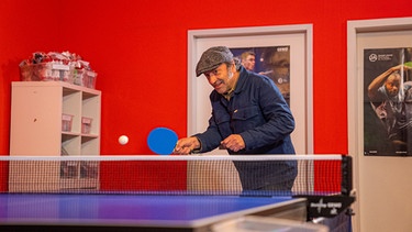 Das Runde muss auf's Eckige: Schmidt Max lernt Tischtennis | Bild: André Goerschel