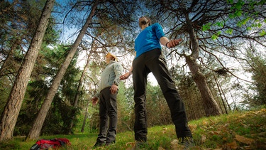 Waldgesundheitstrainer Martin Kiem und der Schmidt Max beim "Aufwärmen der Sinne"  | Bild: André Goerschel