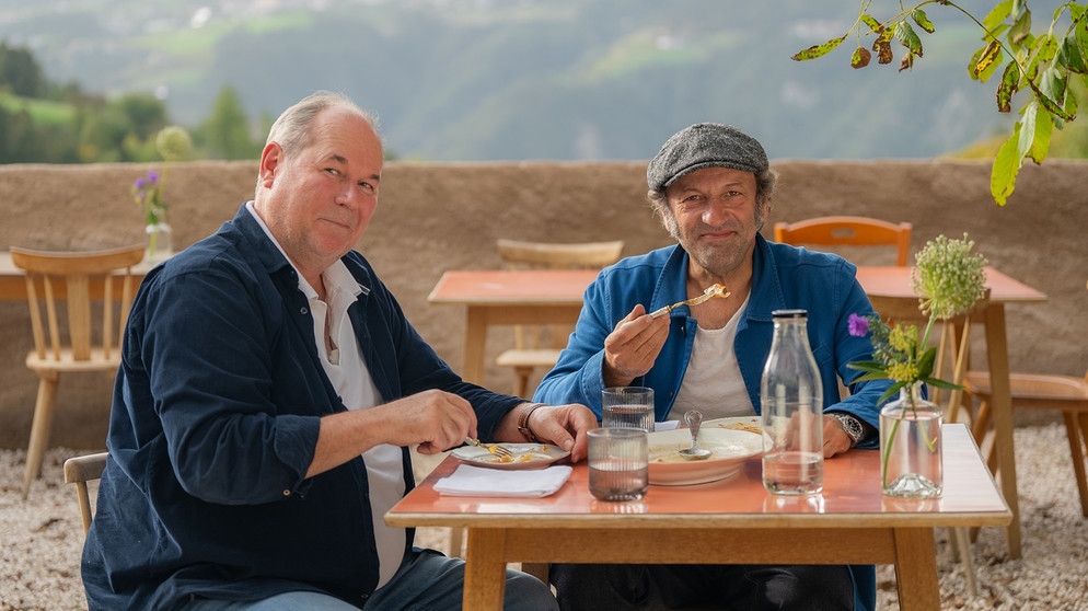 Unterwegs in Südtirol: Max mit Otto Geisel bei einer Genusspause auf der Rauch-Hütte auf der Seiser Alm  | Bild: André Goerschel