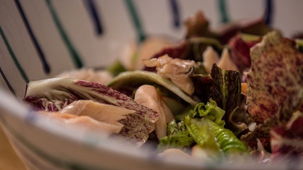 Romana-Salate "Forellenschluss" und "Teufelsohr“ mit geräuchertem Saiblingsfilet und Winterglockenapfel  | Bild: André Goerschel