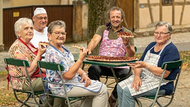 Kuchenrunde: Lisbeth, Ilse und Christa mit Freizeit-Bäcker Jürgen Steinmann und dem Schmidt Max  | Bild: André Goerschel