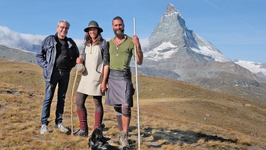 Da haben sich zwei gefunden. Schafhirtin Deborah Kressebuch mit ihrem neuen Freund John vor dem Matterhorn. Links: Franz Xaver Gernstl. | Bild: BR/megaherz gmbh/HP Fischer