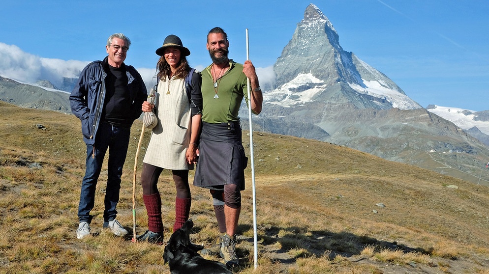 Da haben sich zwei gefunden. Schafhirtin Deborah Kressebuch mit ihrem neuen Freund John vor dem Matterhorn. Links: Franz Xaver Gernstl. | Bild: BR/megaherz gmbh/HP Fischer
