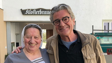 Gernstl im Kloster Mallersdorf mit Schwester Doris, die seit 50 Jahren Bier braut.  | Bild: BR/megaherz gmbh