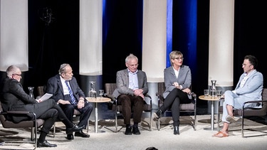 v. l. Moderator: Andreas Bönte; Rabbiner Dr. h. c. Henry G. Brandt; Dr. Götz Aly; Simone Fleischmann; Fatih Çevikkollu | Bild: BR