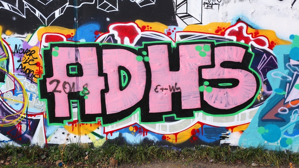 Die Buchstaben eines Graffitis ergeben "ADHS". | Bild: picture-alliance/dpa