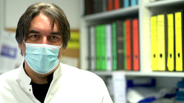 Prof. Dr. med. Reinhard Hoffmann, Direktor des Instituts für Labormedizin und Mikrobiologie, Universitätsklinikum Augsburg  | Bild: Screenshot BR