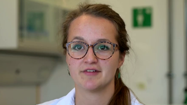 Emilia Romer, Doktorandin der Biotechnologie der Naturstoffe an der TU München in Freising | Bild: BR