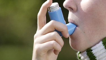 Frau mit Asthma-Spray | Bild: picture-alliance/dpa