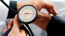 Symbolbild: Ein Arzt misst den Bliutdruck eines Patienten | Bild: picture-alliance/dpa