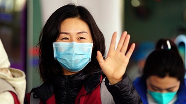 Eine Frau mit Mundschutz | Bild: picture alliance/Xinhua