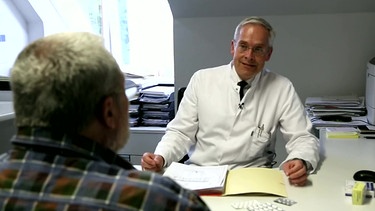 Prof. Dr. med. Robert Ritzel, Diabetologe, städtisches Klinikum München-Schwabing  - mit Patient im Beratungsgespräch | Bild: Screenshot BR