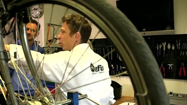 Maschinenbauer Stefan Schmidbauer baut Straßenfahrräder zu E-Bikes um. | Bild: Screenshot BR