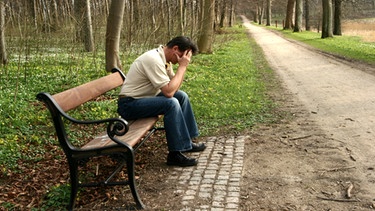 Mann mit depressiver Verstimmung auf einer Parkbank | Bild: colourbox.com