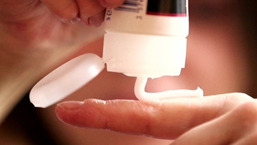 Handekzem - eine der häufigsten Hautkrankheiten: Hände häufig eincremen, hilft. | Bild: Screenshot BR
