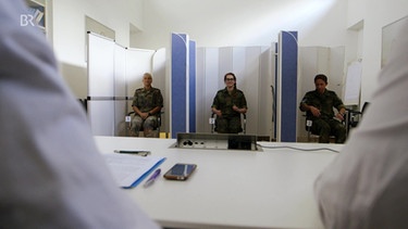 Drei Soldaten bei einem Forschungsprojekt zu Herz und Psyche | Bild: BR