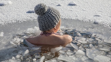 Kälte kann - richtig dosiert - gut für die Gesundheit sein. | Bild: picture-alliance/dpa