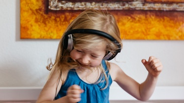 Ein Mädchen hört mit Kopfhörern Musik. | Bild: BR/Sylvia Bentele