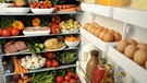Ein voller, übersichtlicher Kühlschrank | Bild: picture-alliance/dpa