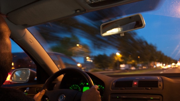 Wenn man nachts den Autorückspiegel kippt, dunkelt er die Sicht ab