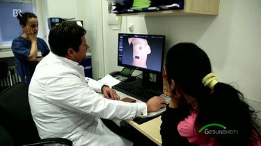 Prof. Dr. med. Riccardo Giunta mit Patientin vor der Brust-OP | Bild: Screenshot BR