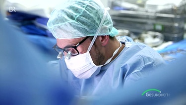 Dr. med. Denis Ehrl, Abteilung für Handchirurgie, Plastische Chirurgie und Ästhetische Chirurgie, Klinikum der Universität München | Bild: Screenshot BR