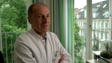 Portraitbild von Prof. Dr. med. Marcus Hentrich, Hämatologe und Onkologe, Rotkreuzklinikum München. | Bild: BR