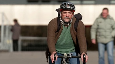 Mann fährt Fahrrad | Bild: BR