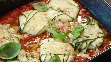Zucchini-Ravioli auf Tomatensoße | Bild: BR