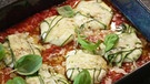 Zucchini-Ravioli auf Tomatensoße | Bild: BR