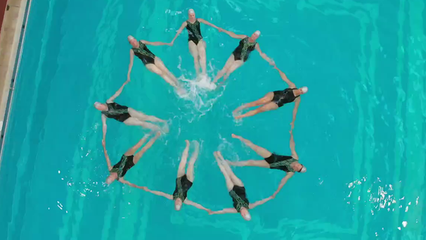 Die ursprüngliche Form des Synchronschwimmens: das Musterlegen | Bild: BR
